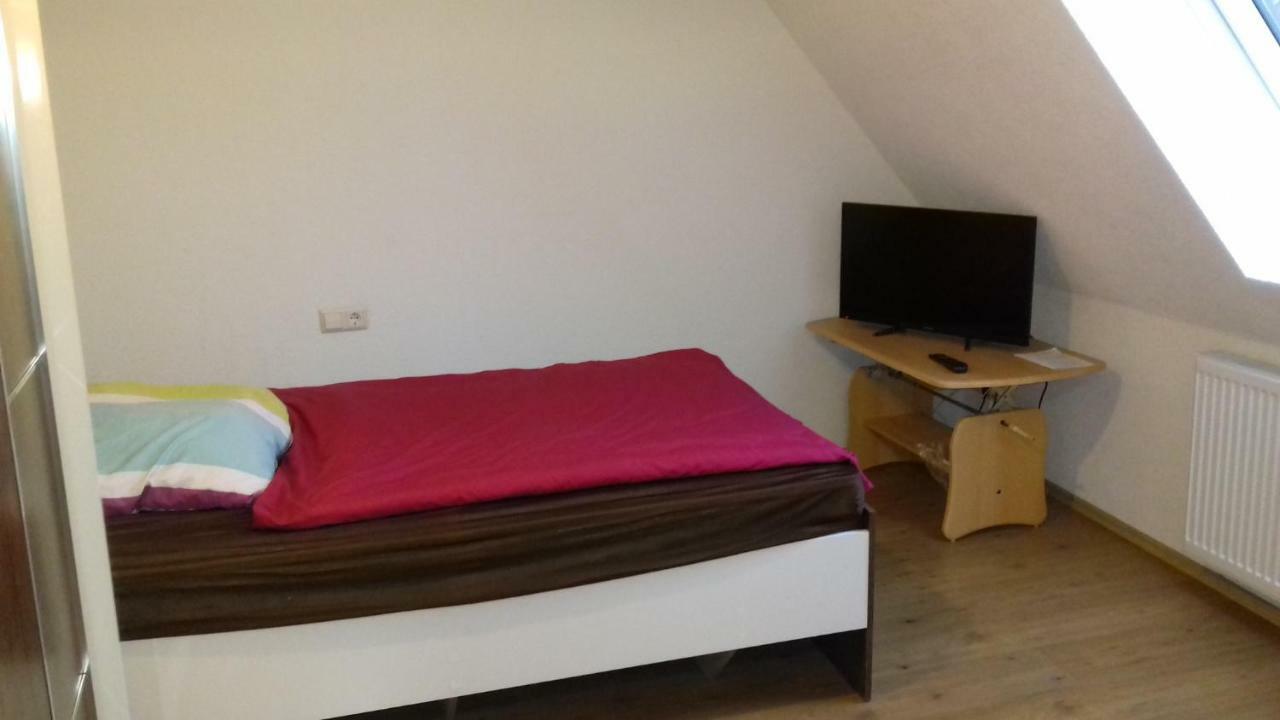 Biberach-Riss-Zimmer-Frei, Einzel-Zimmer Bad Kueche Birkenhard Стая снимка